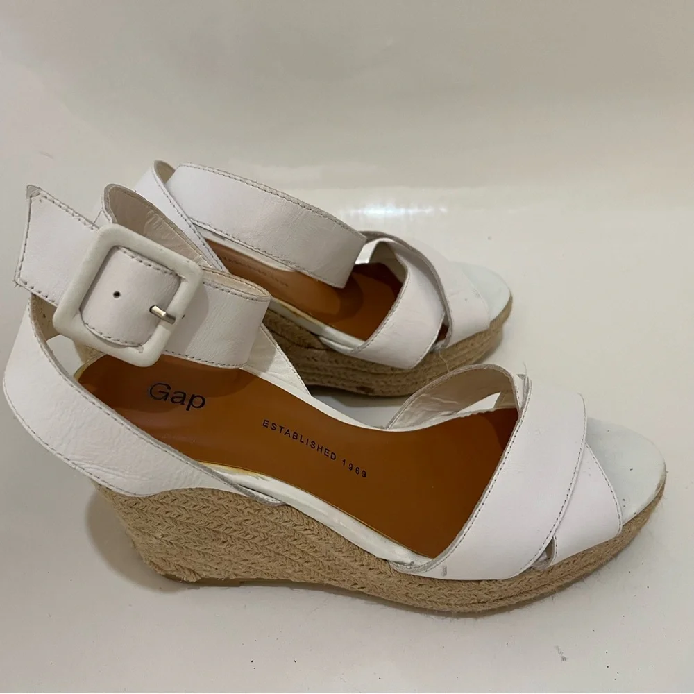 Gap size 9 white cross strap wedge‎ heels